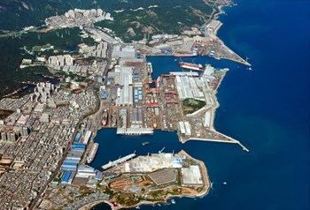 Le chantier naval Hyundai Heavy Industry, à Ulsan, en Corée, est l'un des trois plus grands du monde. Ici, les bâtiments de toute nature sont produits au rythme annuel de plusieurs centaines d'unités. (Click to view larger version...)